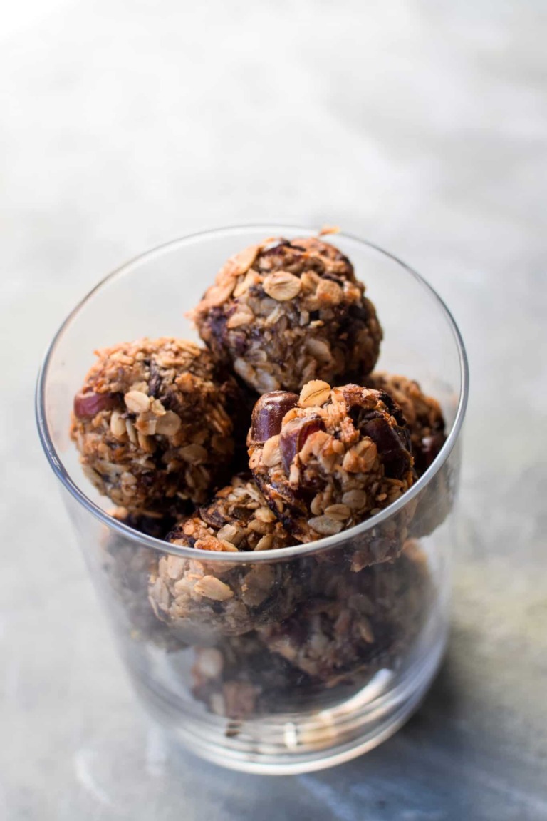 Dadelkugler med banan og chokolade