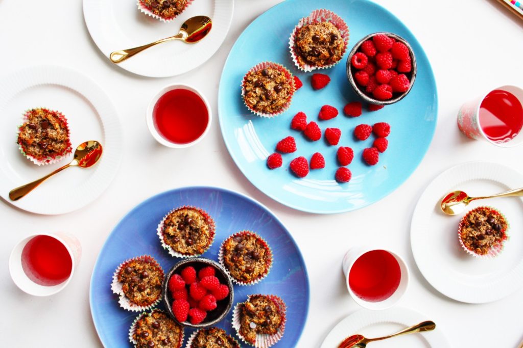 Prøv en muffin uden sukker og mel som stadig smager godt. De kan spises som en sund dessert, en snack i løbet af dagen eller i madpakken. Sammen med den mørke chokolade er dadlerne og bananerne med til at søde dejen, så de smager som en ”rigtig” muffin. Giv det et skud og prøv dem!