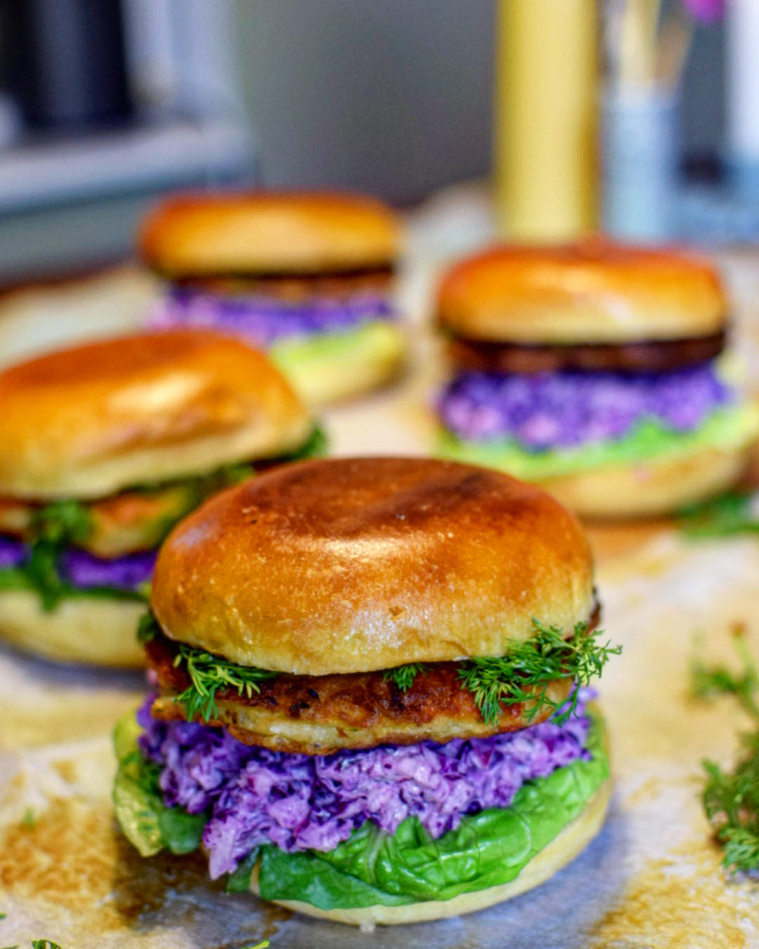 Fiskeburger med rødkålsslaw
