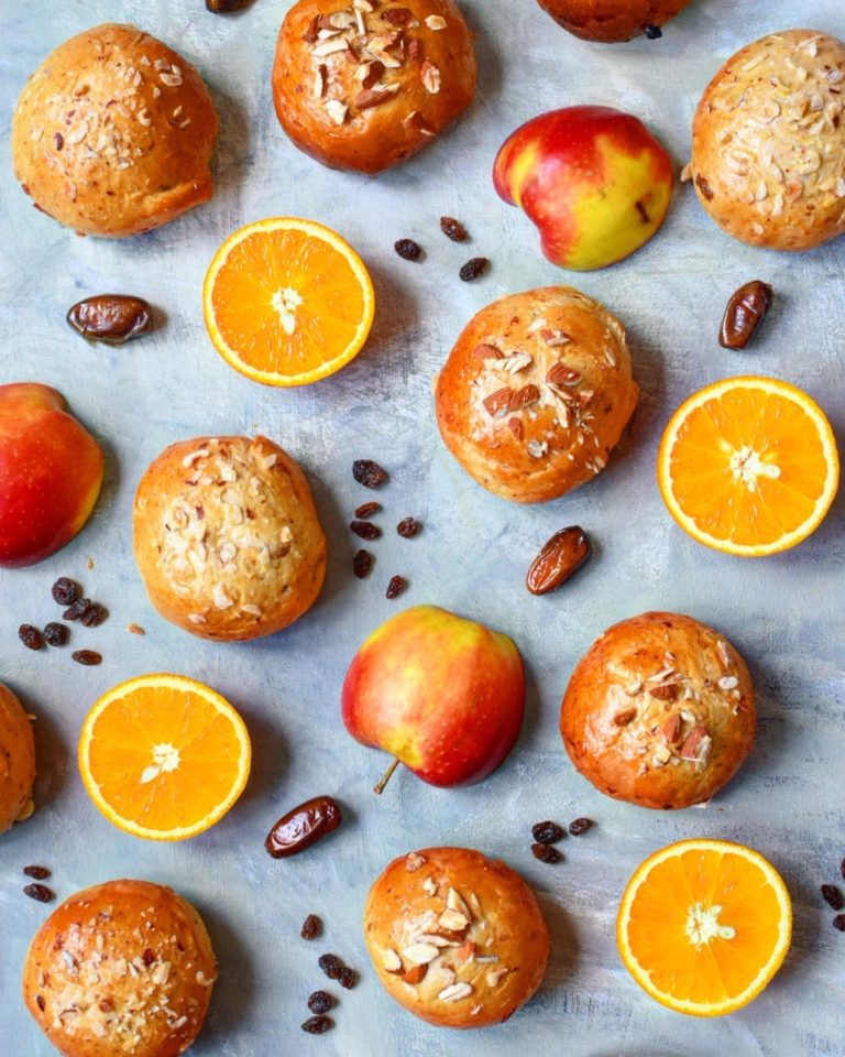 Frugtboller med appelsin, æble, daddel og rosin
