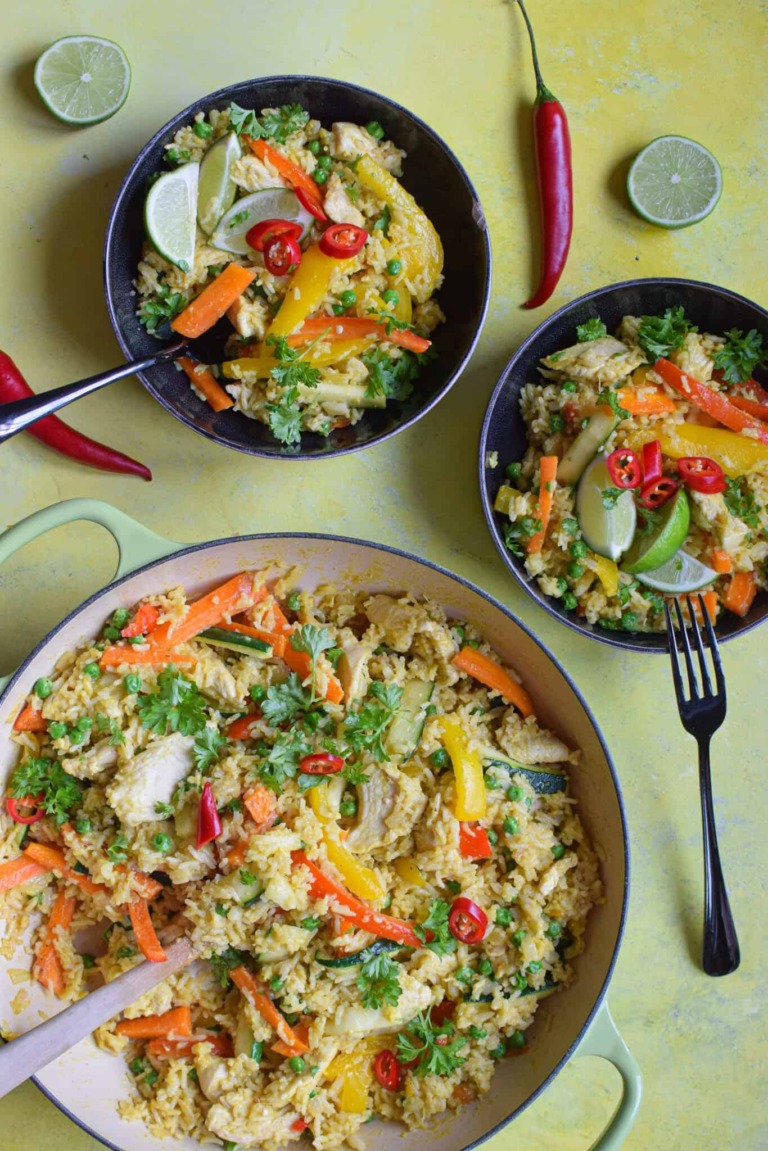 Fried rice - stegte ris med kylling, grøntsager og æg
