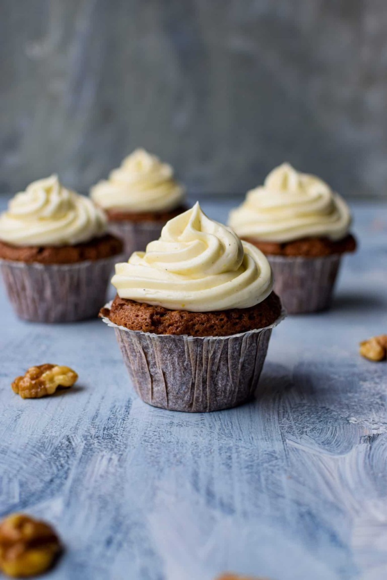 Gulerodsmuffins med valnødder og ostefrosting