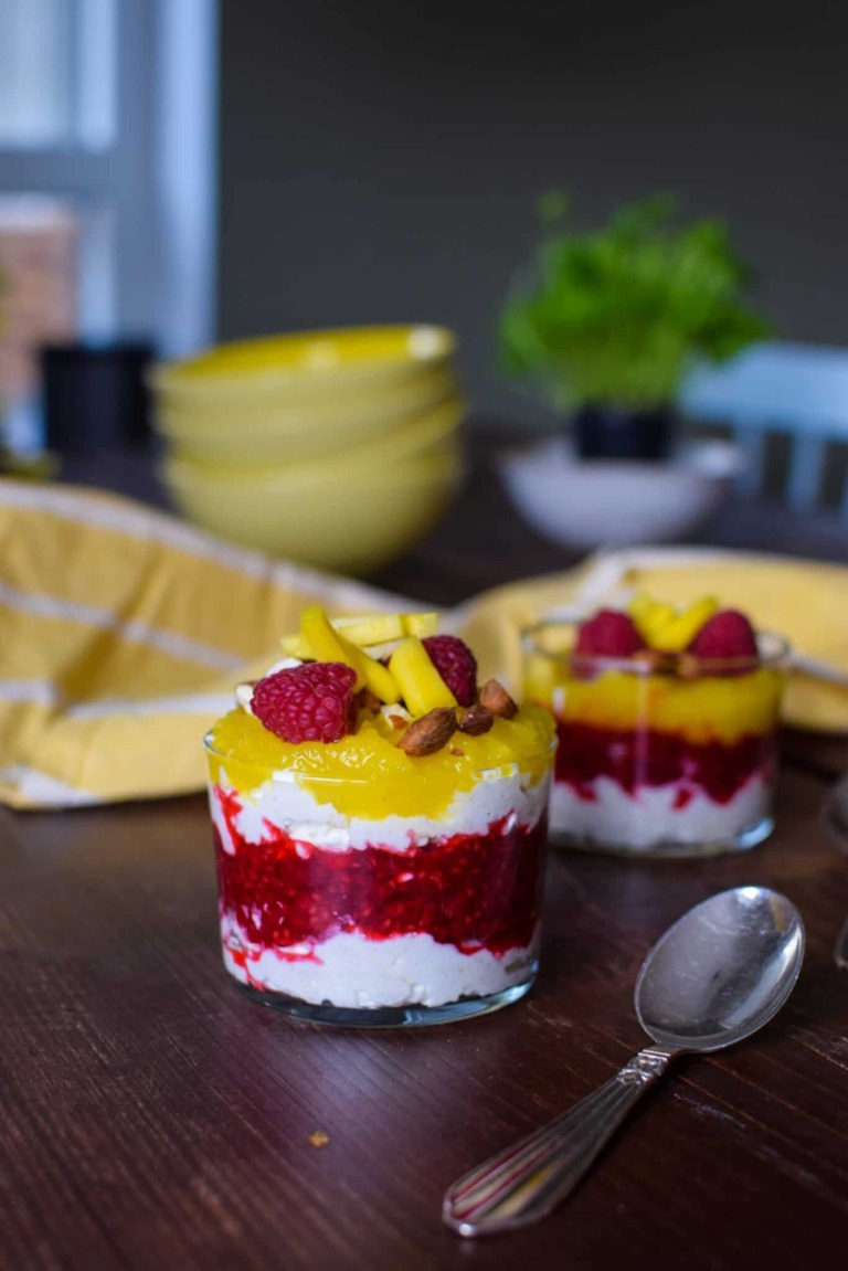 Morgentrifli med mango og hindbær