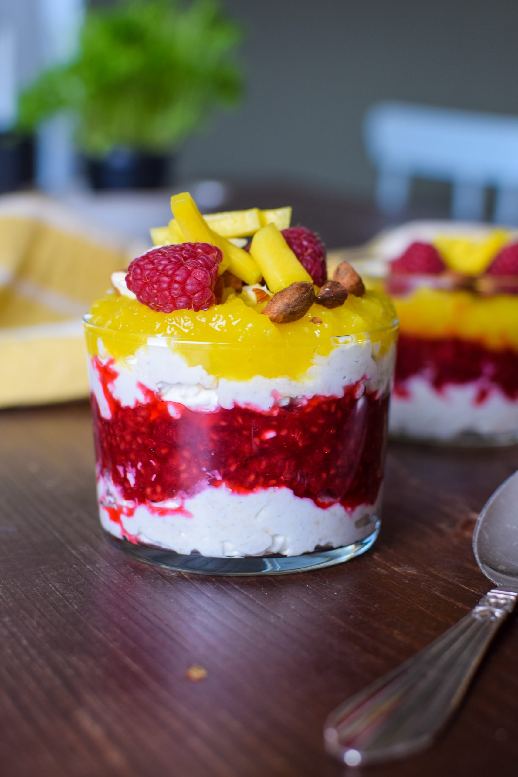 Morgentrifli med mango og hindbær