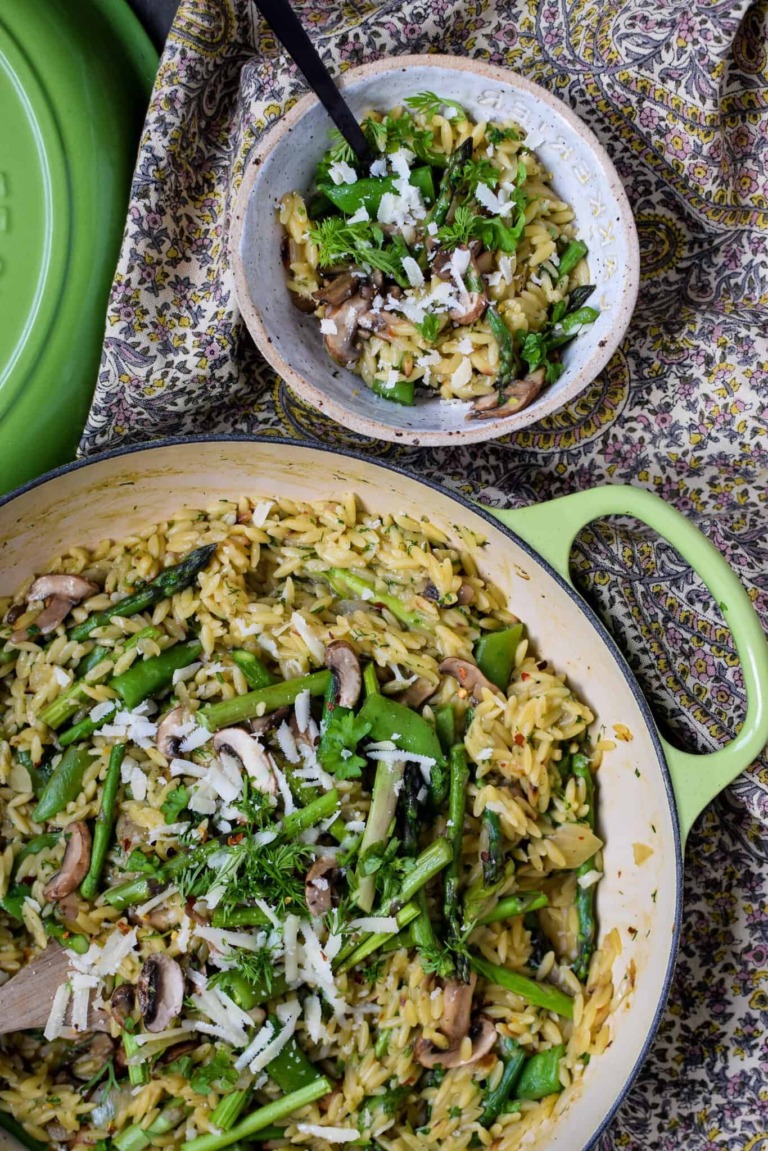 Cremet orzo pasta med parmesan, asparges og sukkerærter