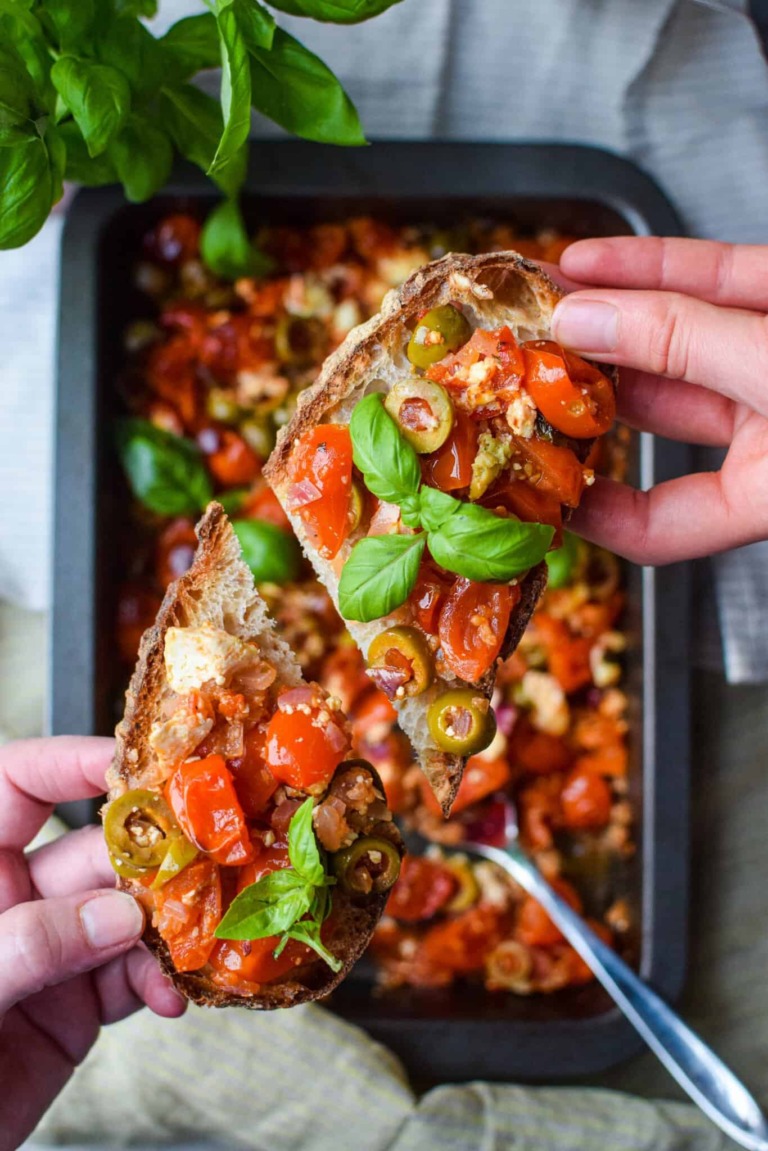 Bruschetta bagte tomater, feta og oliven