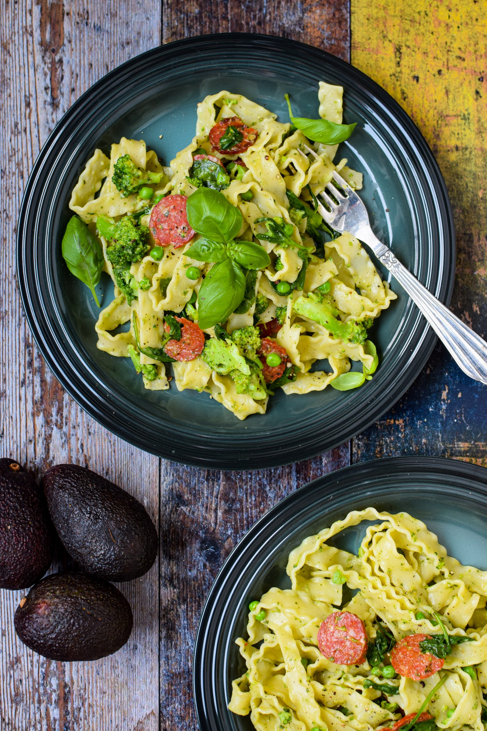 Pasta med avocadocreme og chorizo