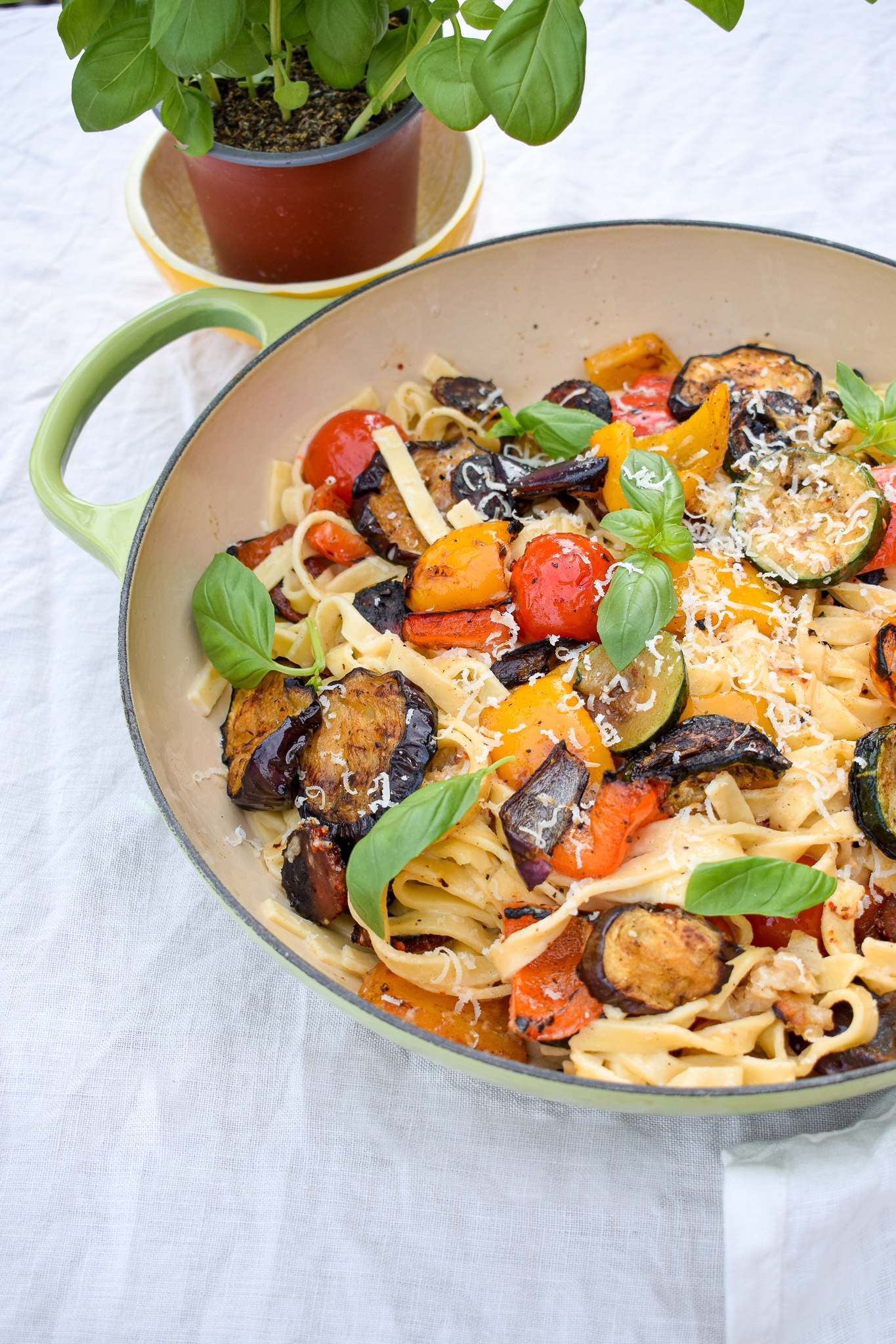 Cremet pasta med grillet grønt og hvidvinssauce