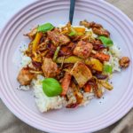 Hurtig wok med ris og sød chilimarineret kød