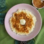 nem og lækker risengrød med kanelsukker og smørklat