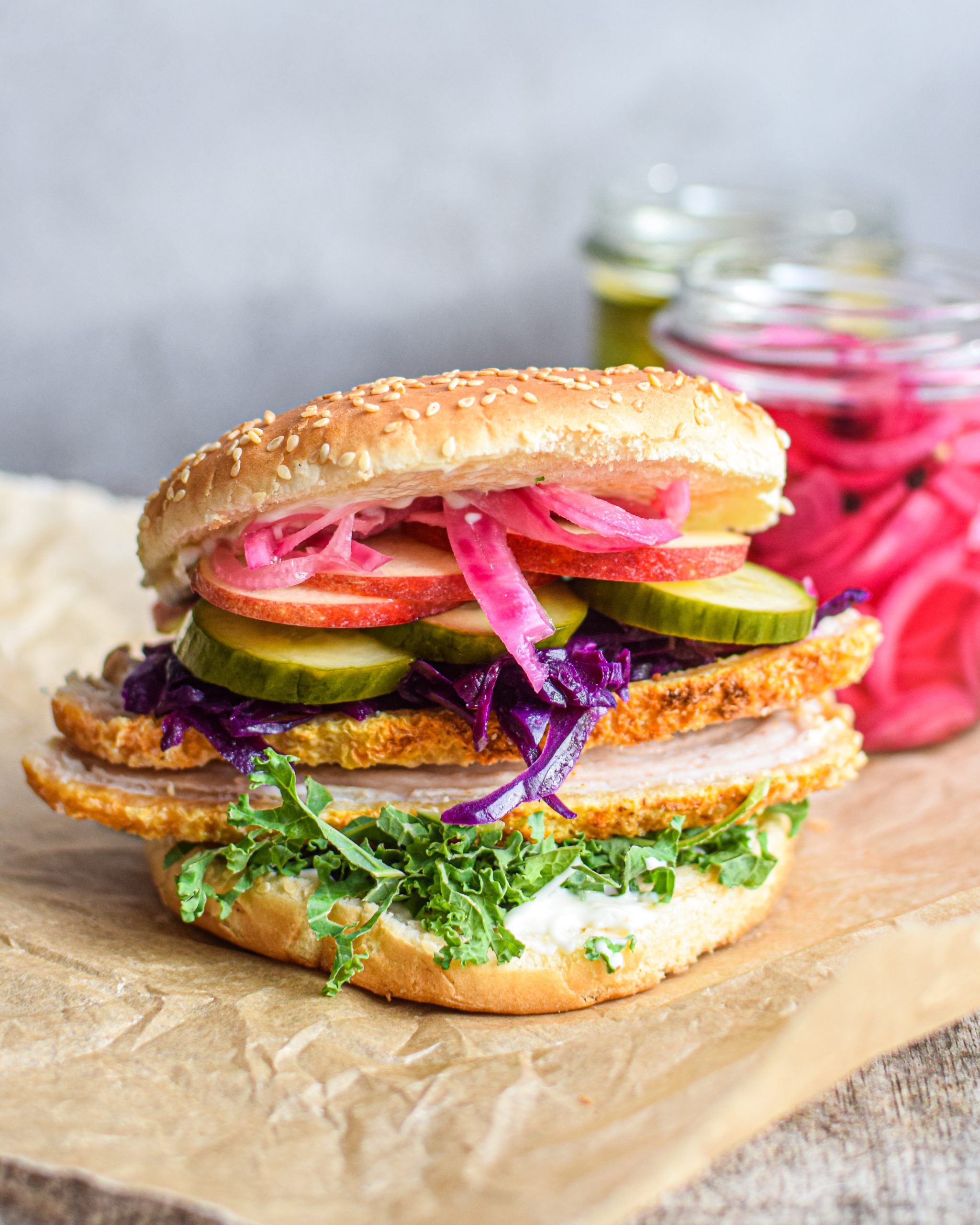 lækker og sprød flæskestegssandwich med hjemmesylt