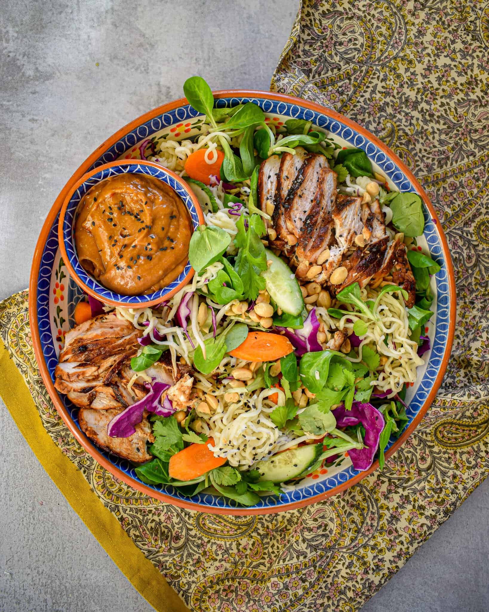 Thai salat med nudler og peanutdressing