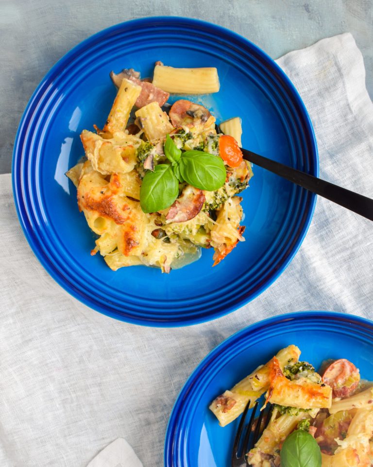 Bagt pasta i flødesauce med chorizo og grønt