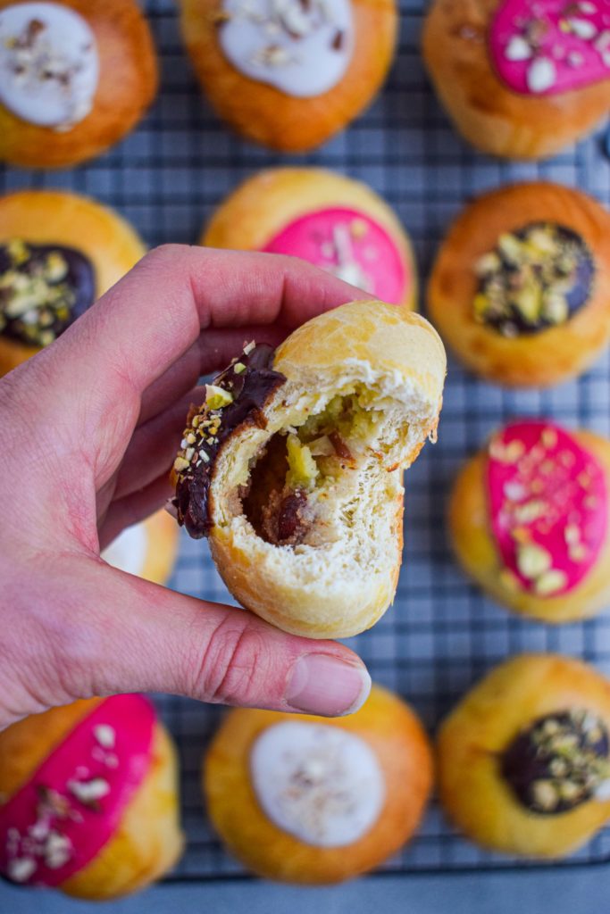 Mørbrad i fad - nem opskrift med bacon, pølser og champignon
