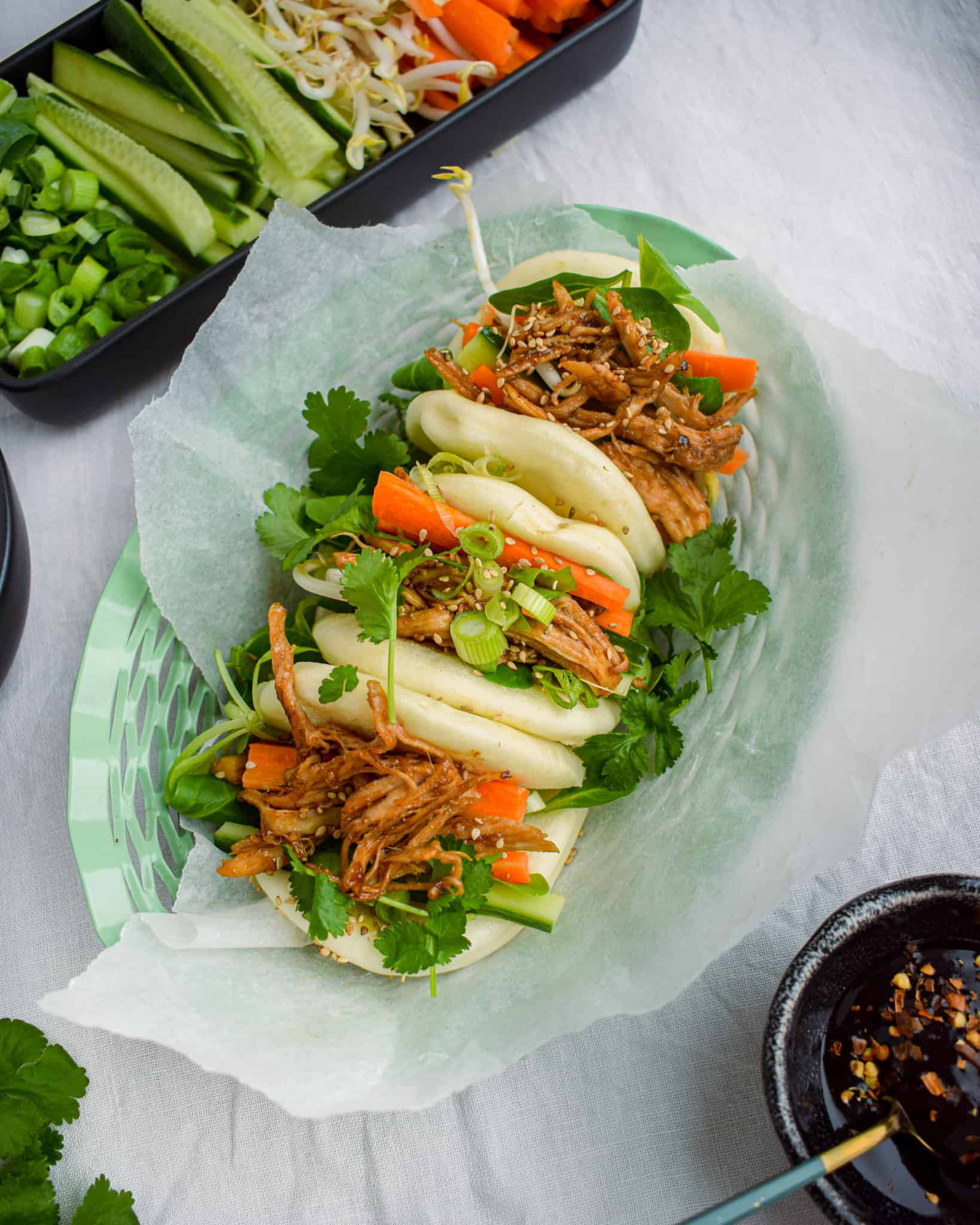 Bao med pulled chicken og sprødt grønt