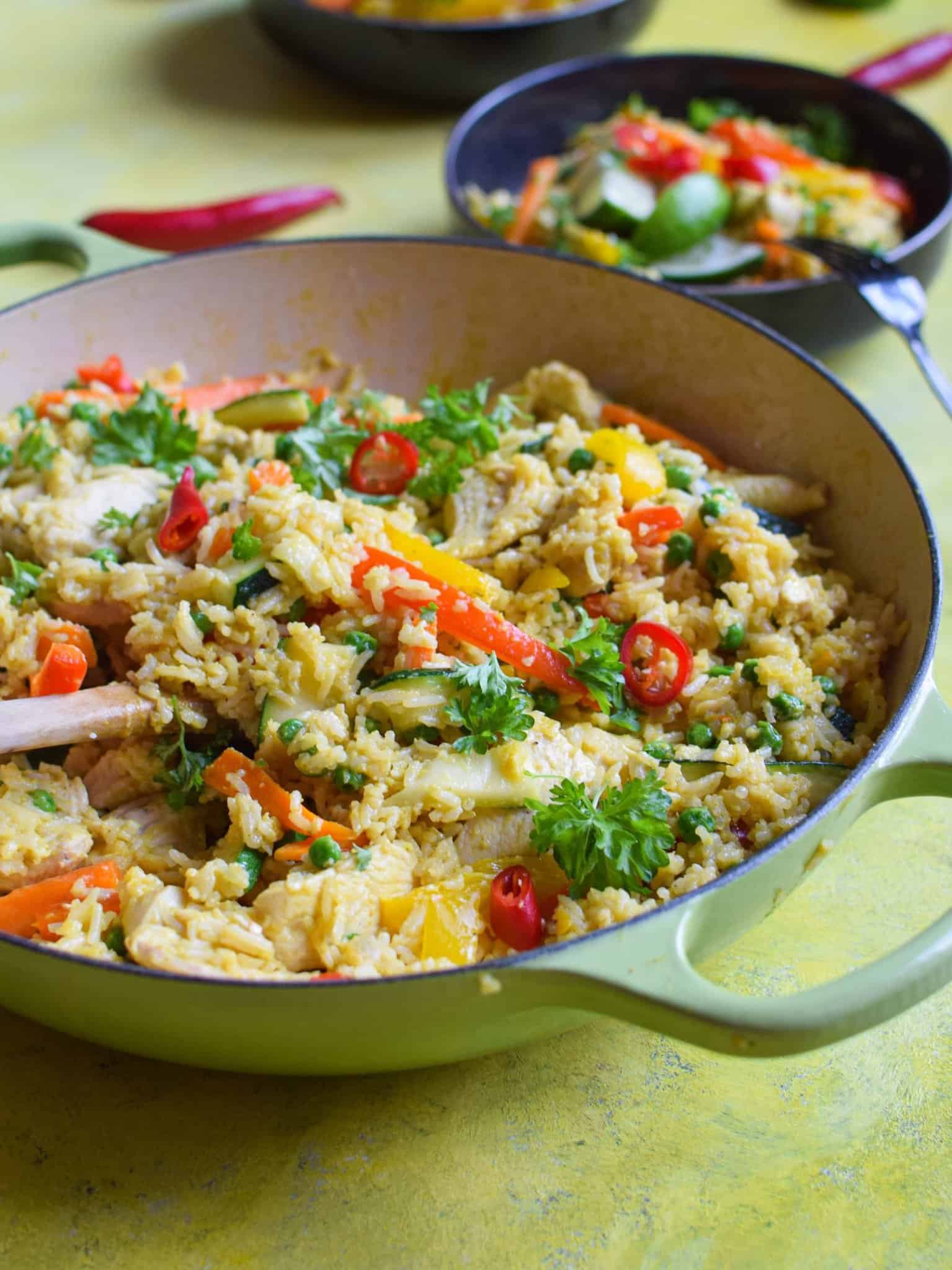 Fried rice - stegte ris med kylling, grøntsager og æg