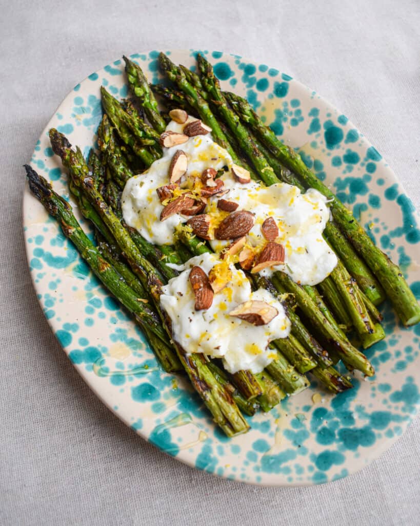 grillede asparges med burrata