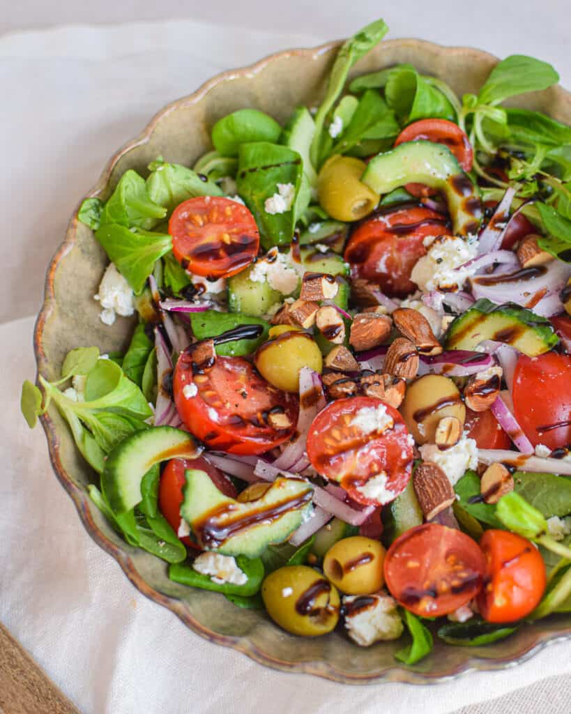 Sprød salat med feta, oliven, tomat og balsamico glace