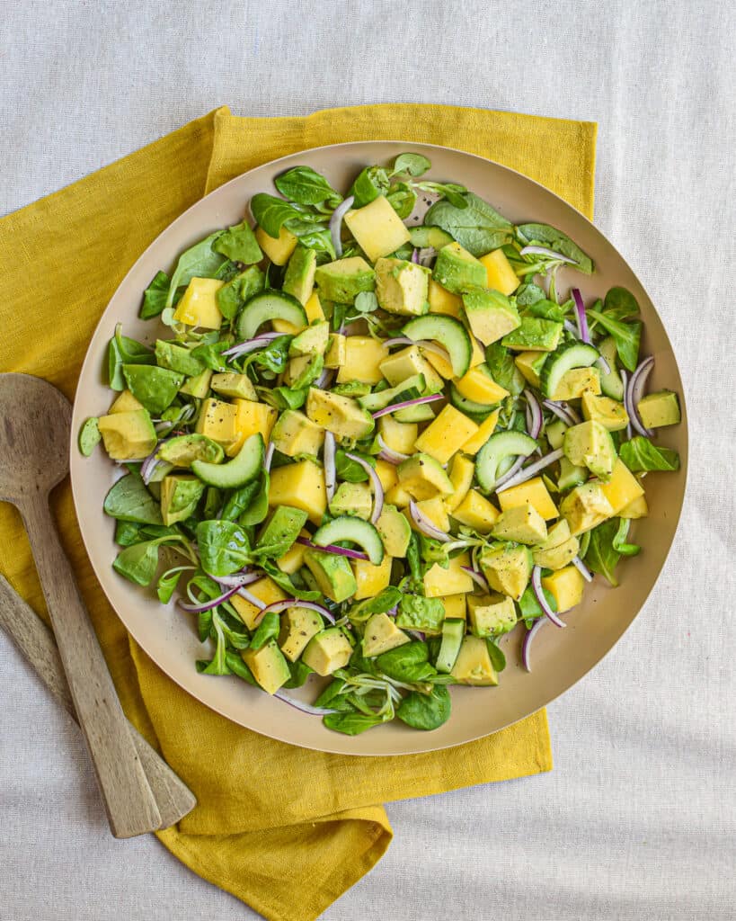 Lækker mango salat med avocado og agurk