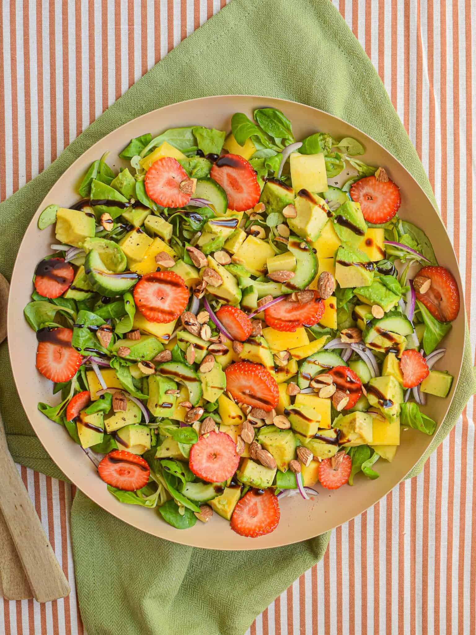 Farverig salat med jordbær, mango og avocado