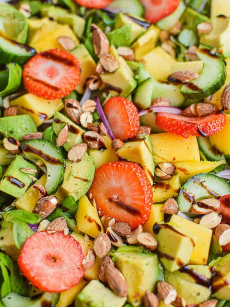 Farverig salat med jordbær, mango og avocado