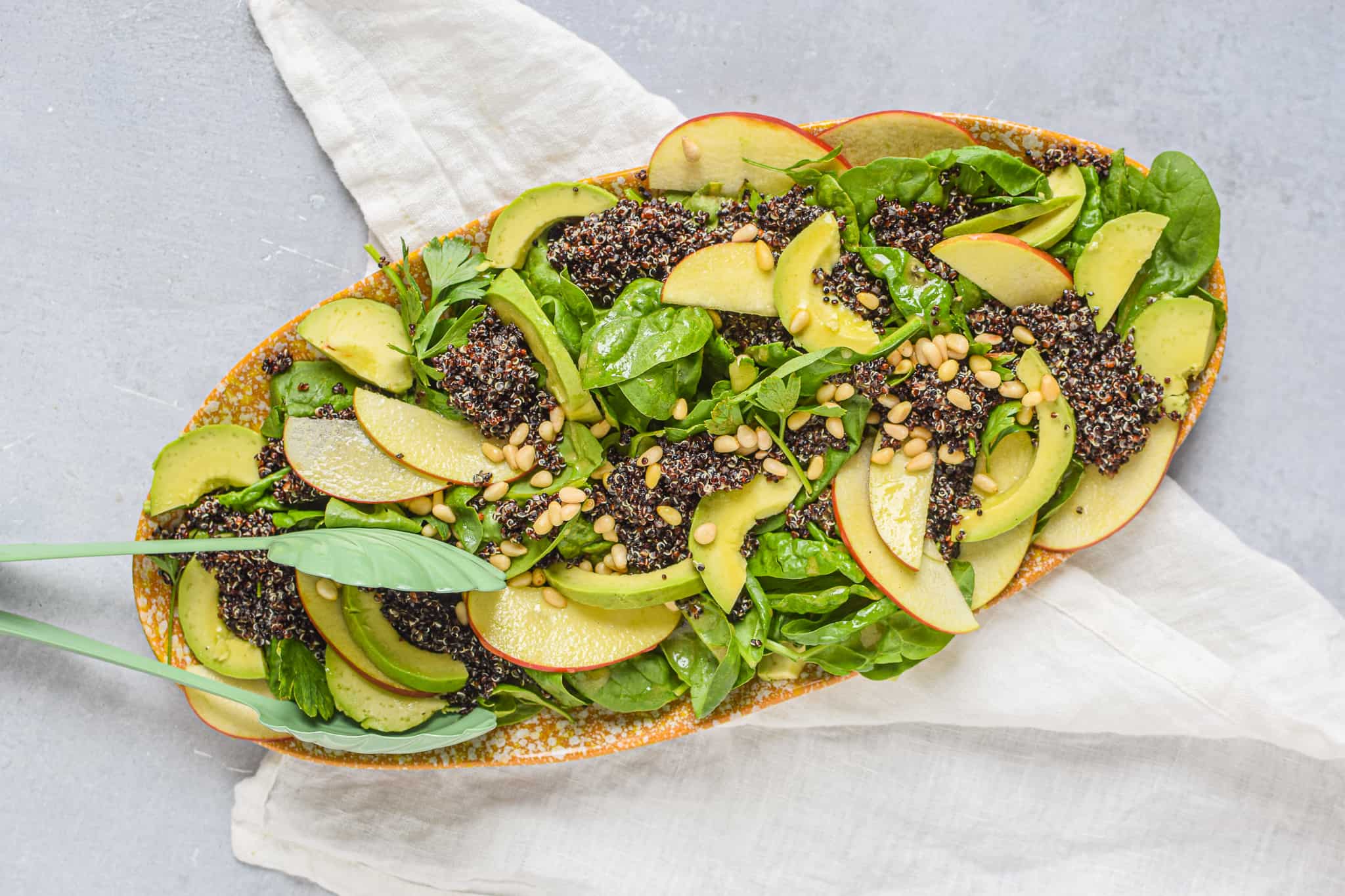 Quinoasalat med avocado og æble