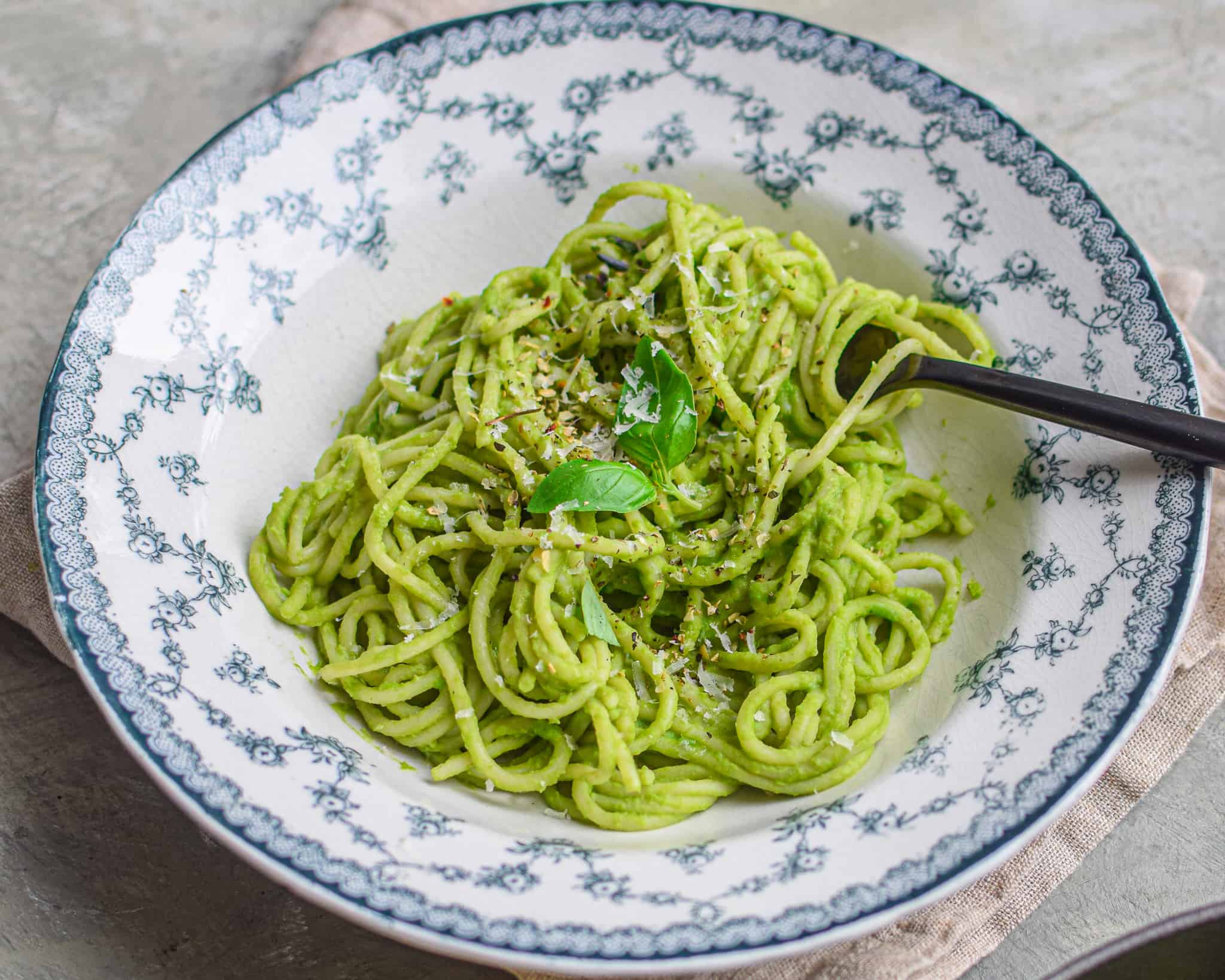 Grøn spaghetti i spinatsauce