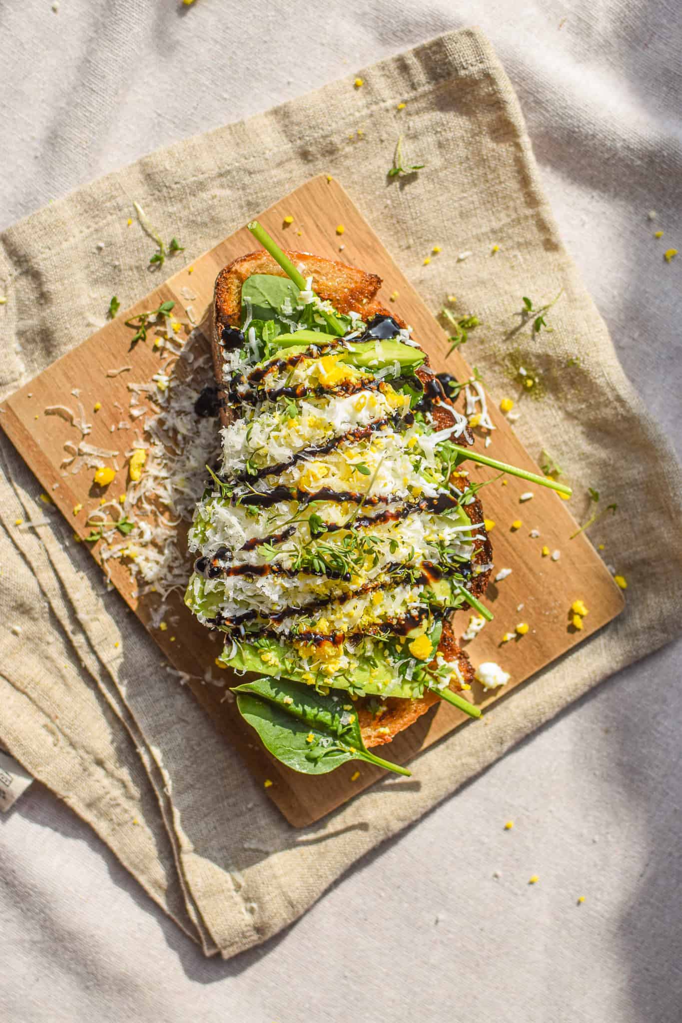 Toast med avocado og æg