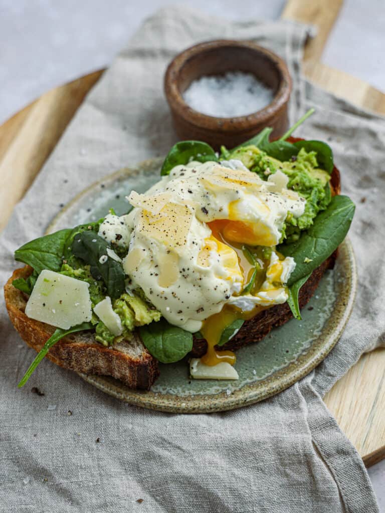 Egg Benedict med avocado og spinat 6