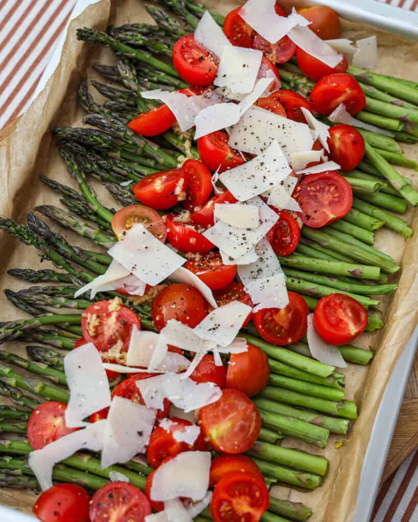 bagte asparges med tomat og parmesan