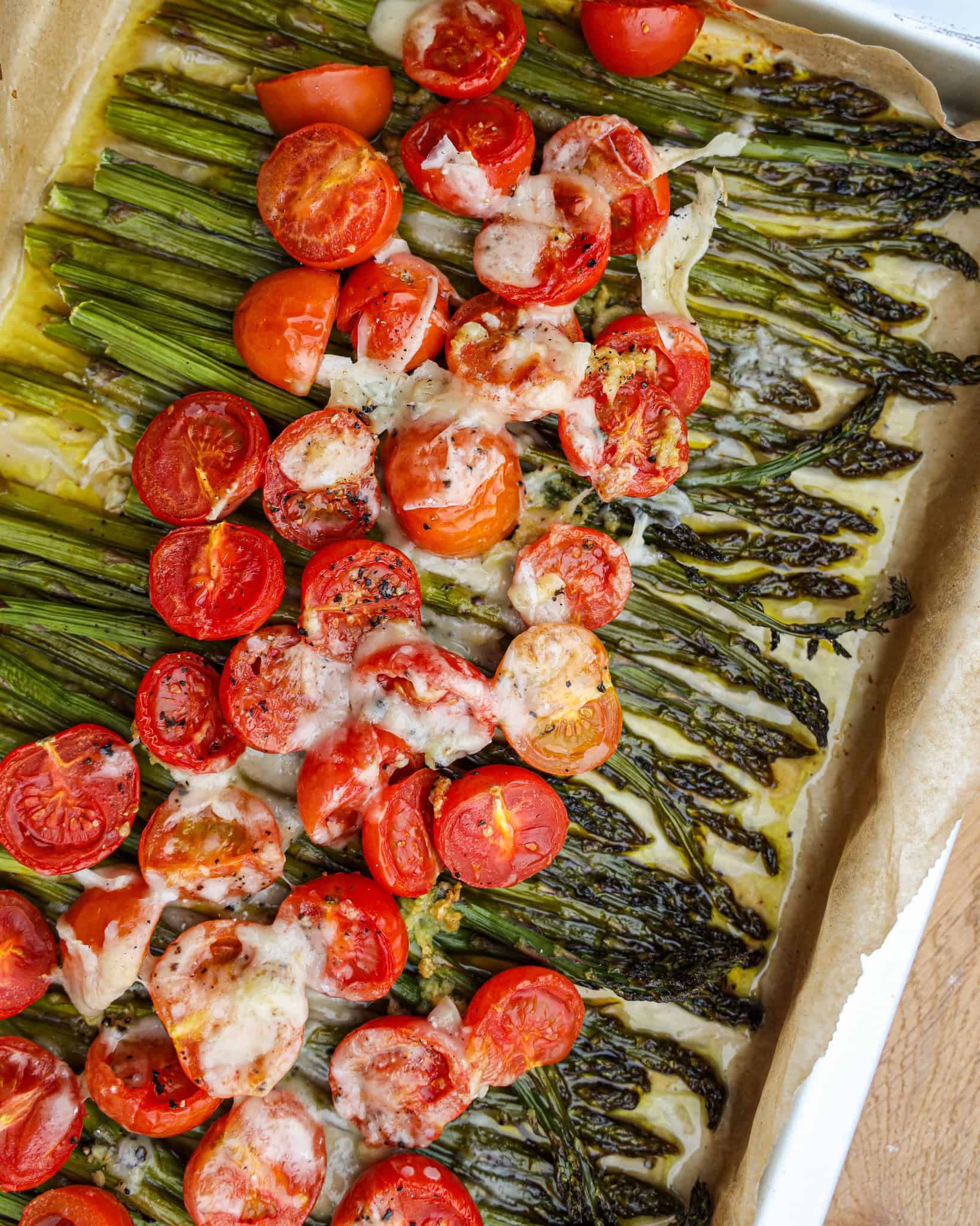 Bagte asparges med tomat og parmesan