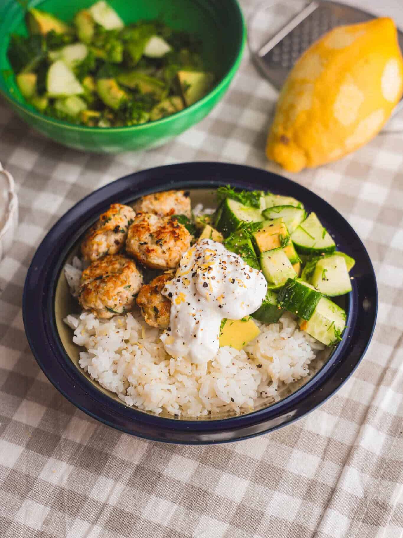 kyllingefrikadeller med squash og feta