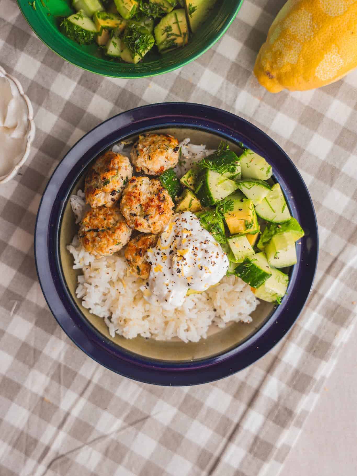 kyllingefrikadeller med squash og feta