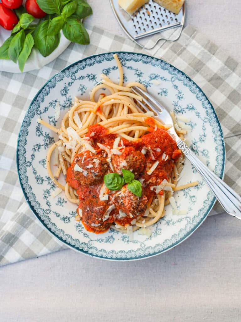 Pasta med kødboller