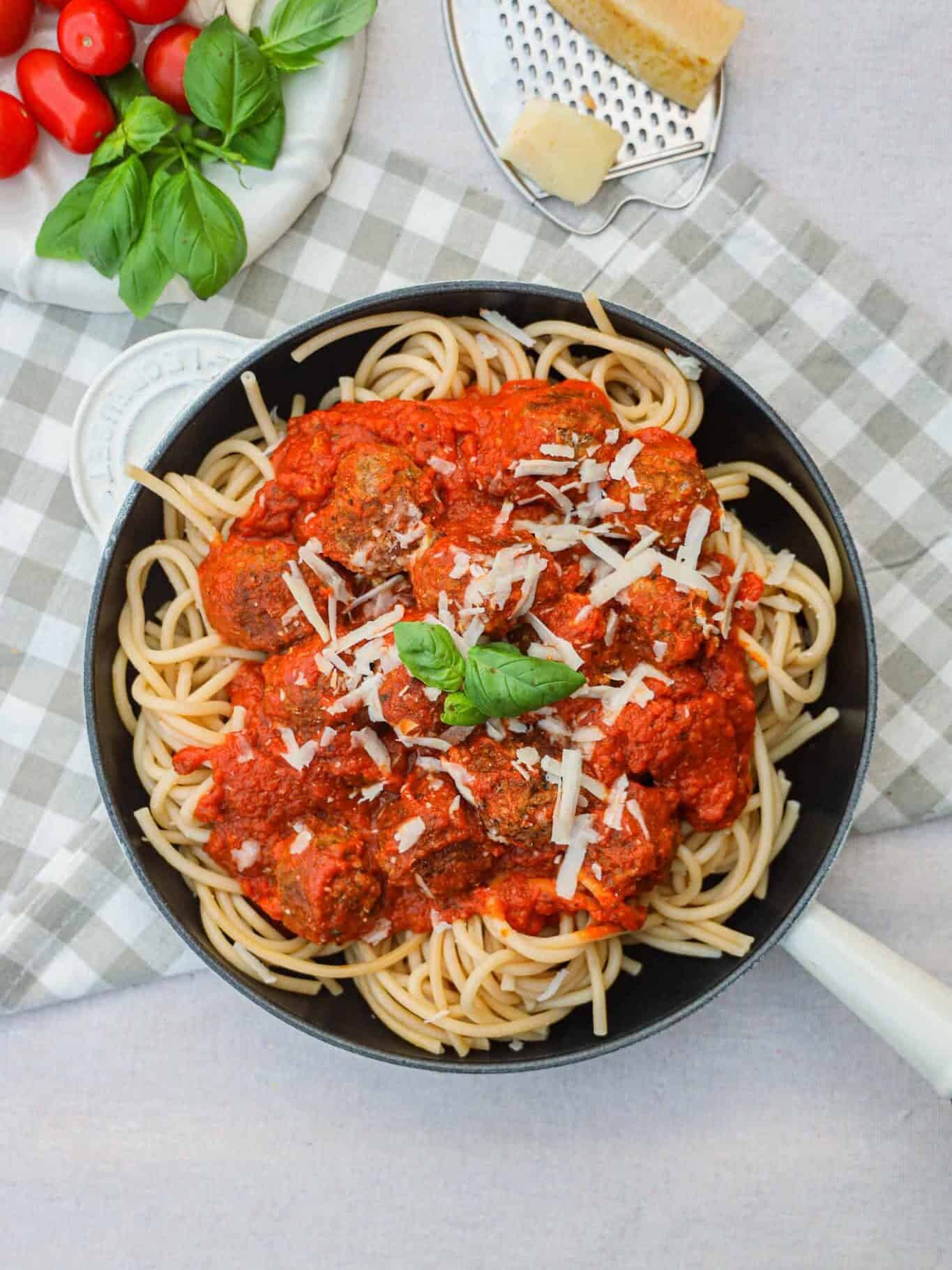 Italienske kødboller med tomatsovs