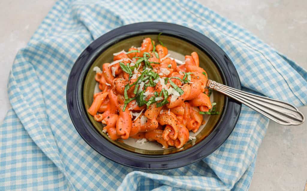 cremet pasta med tomatsauce