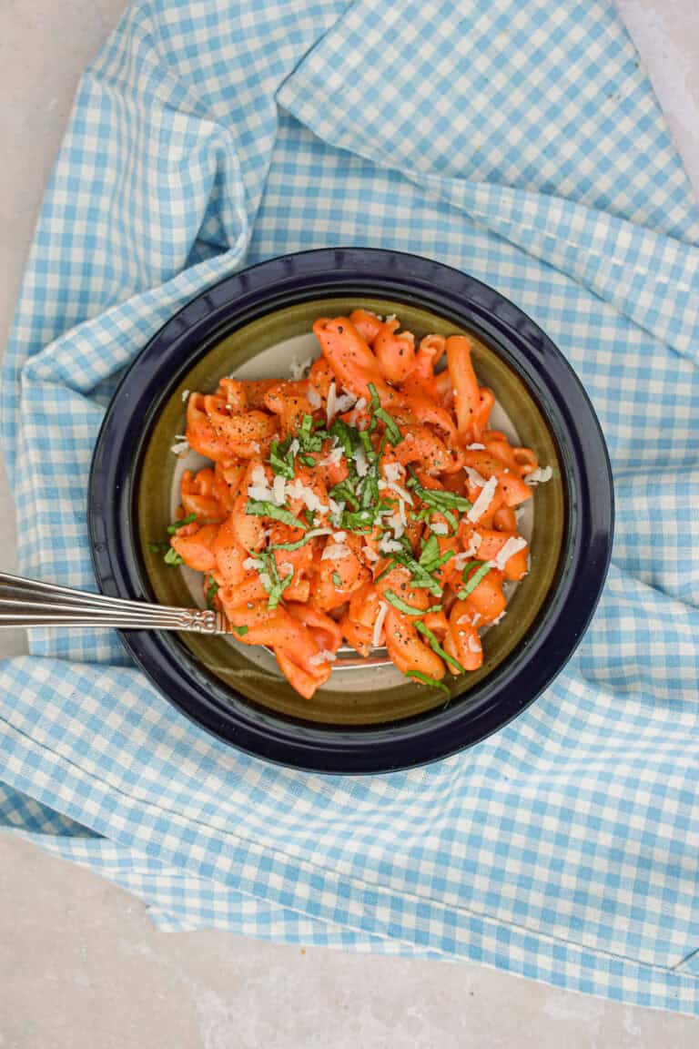 cremet pasta med tomatsauce