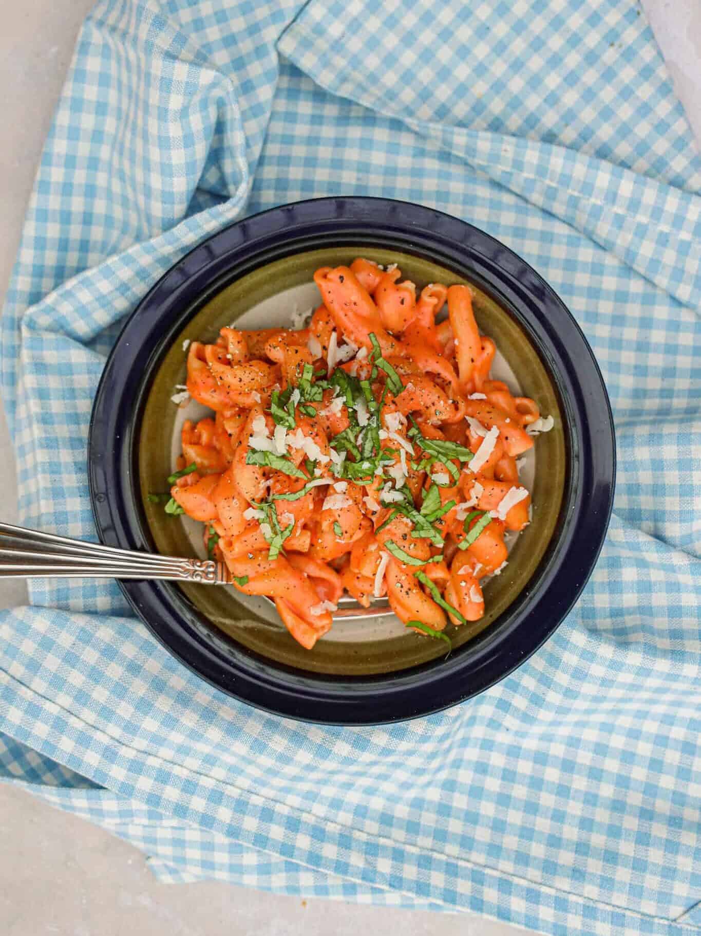 cremet pasta med tomatsauce