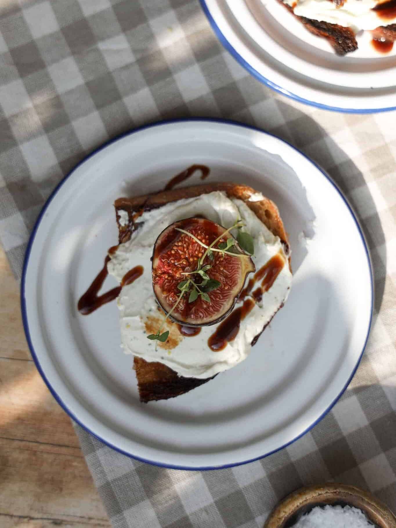 ristet brød med gedeostcreme og figner