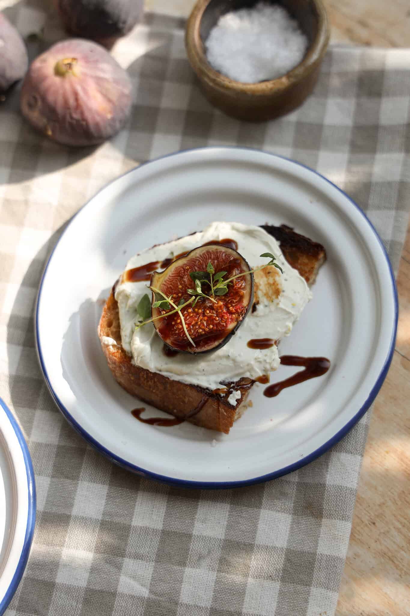Ristet brød med gedeostcreme og figner