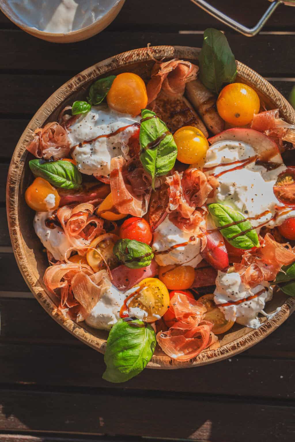 Grillet fersken salat - frisk og farverig sommersalat