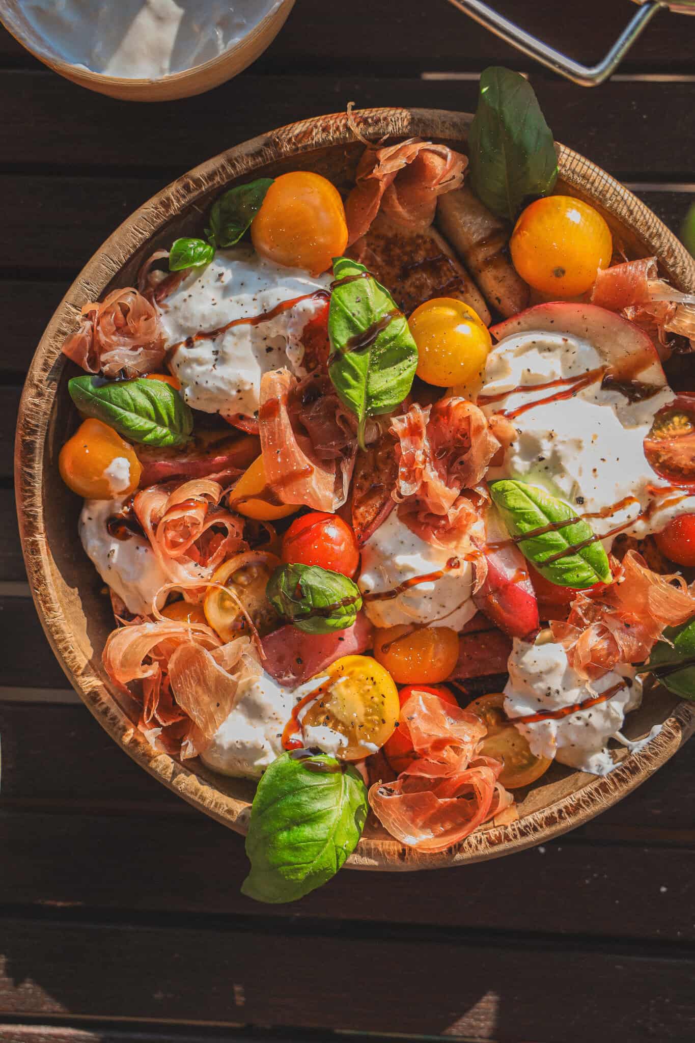 Salat med grillede nektariner og burrata