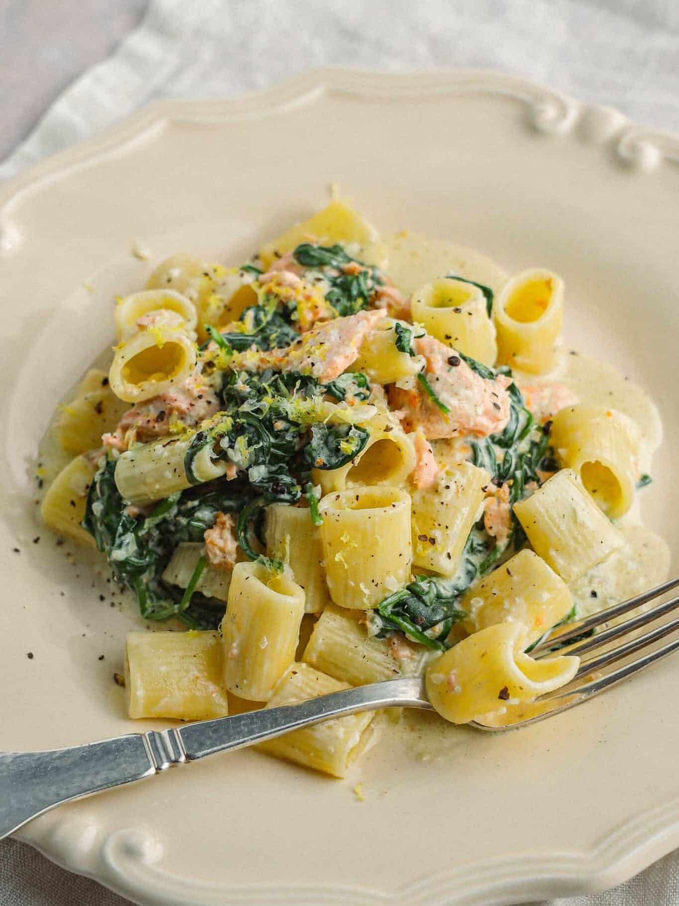 pasta med laks og spinat