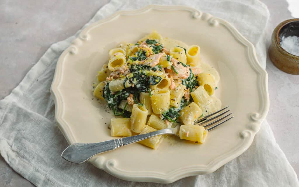 pasta med laks og spinat