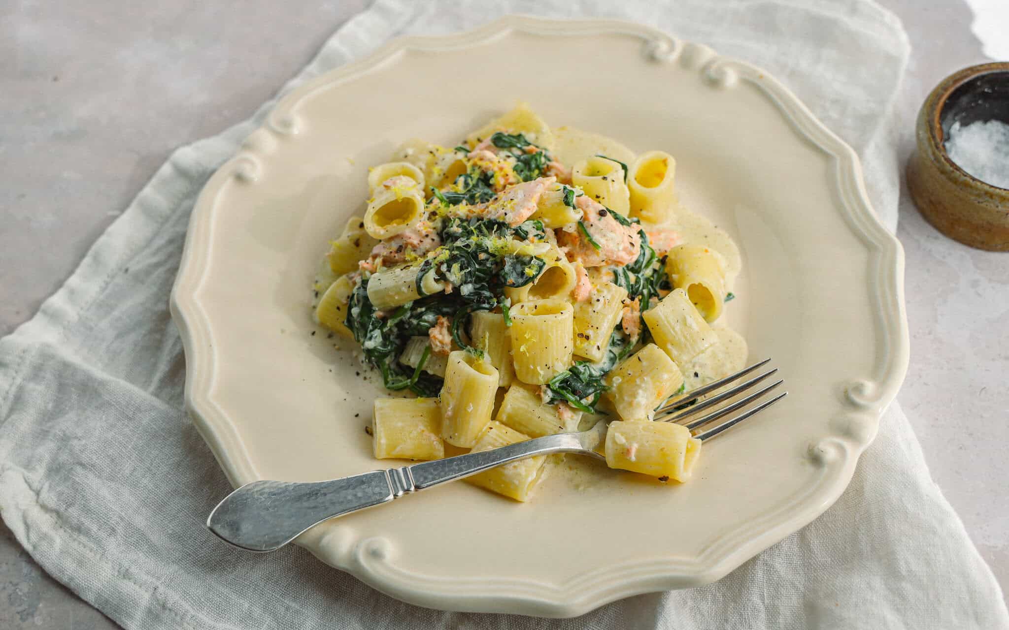 Pasta med laks og spinat
