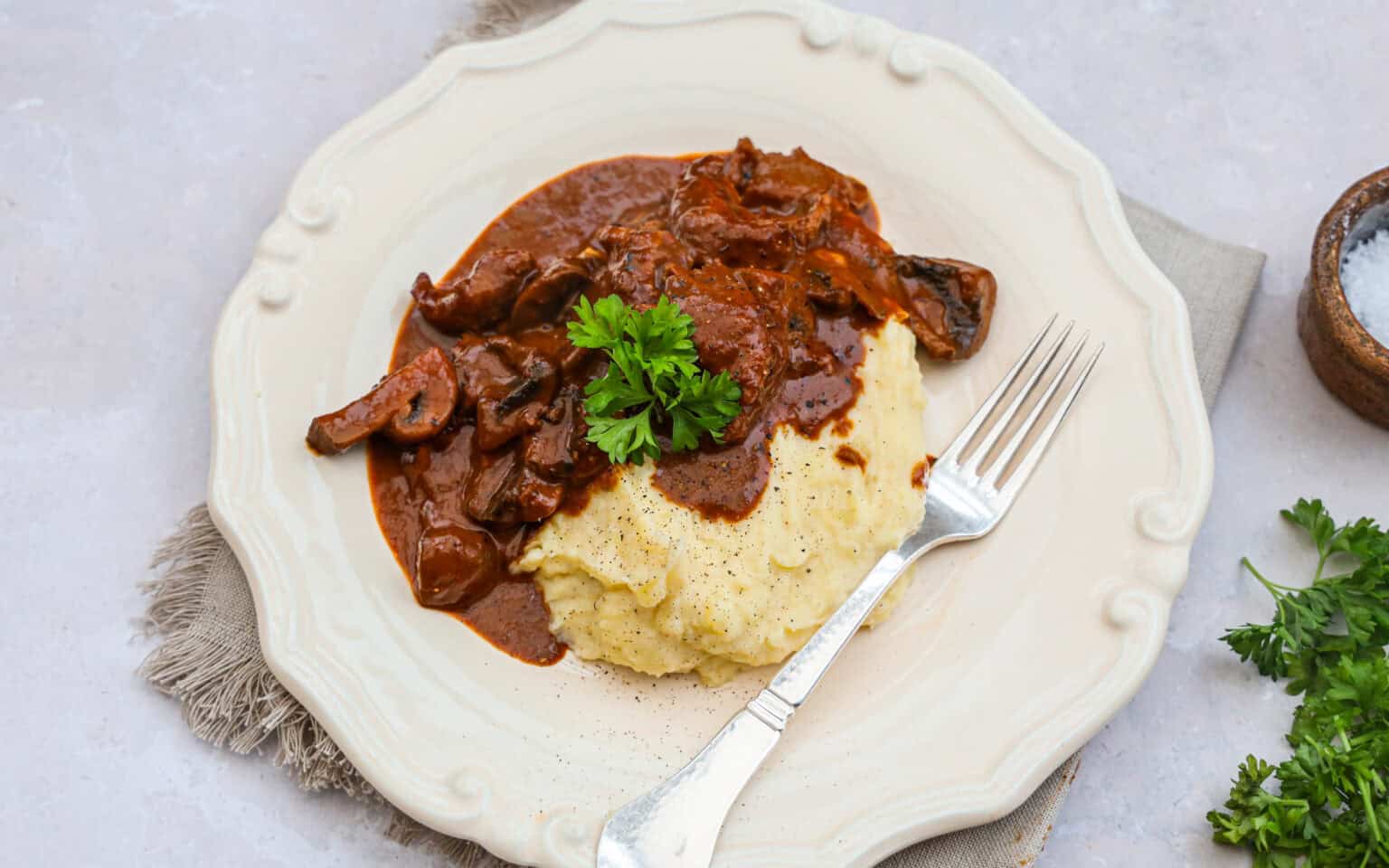 Bøf Stroganoff med kartoffelmos - nem og lækker opskrift