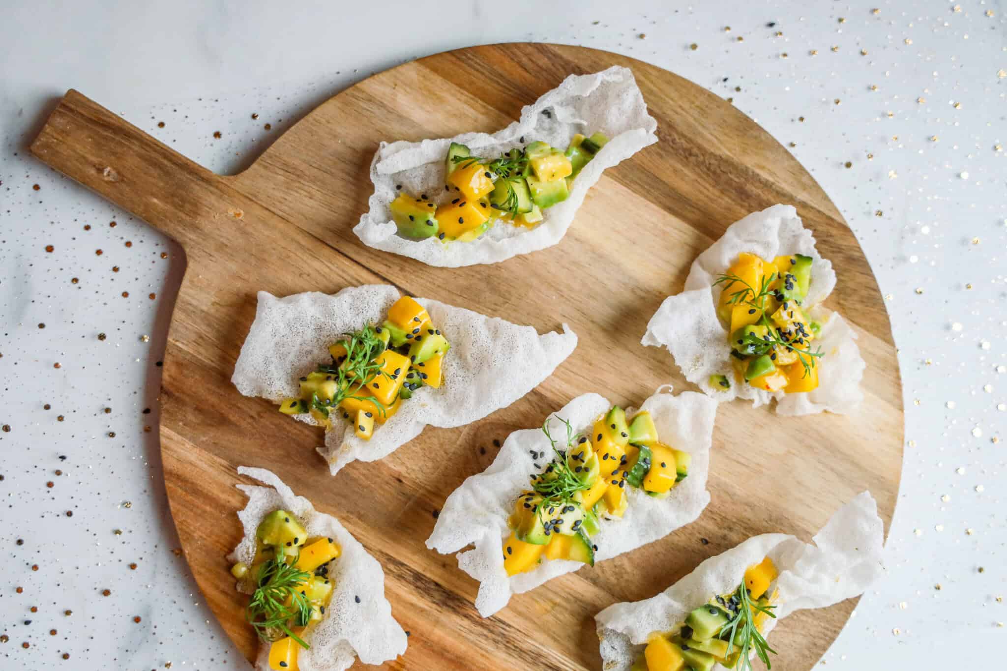 Puffet rispapir med mango-avo salsa