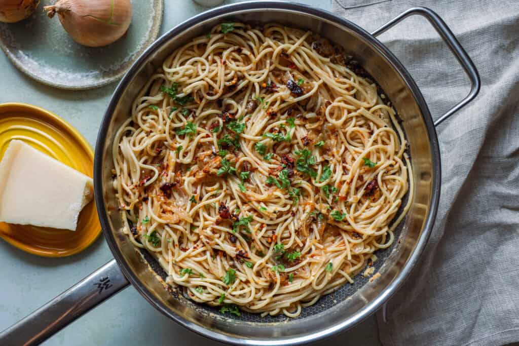 Spaghetti med karameliserede løg