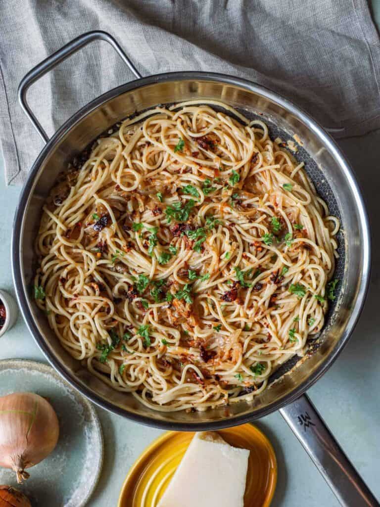 Spaghetti med karameliserede løg