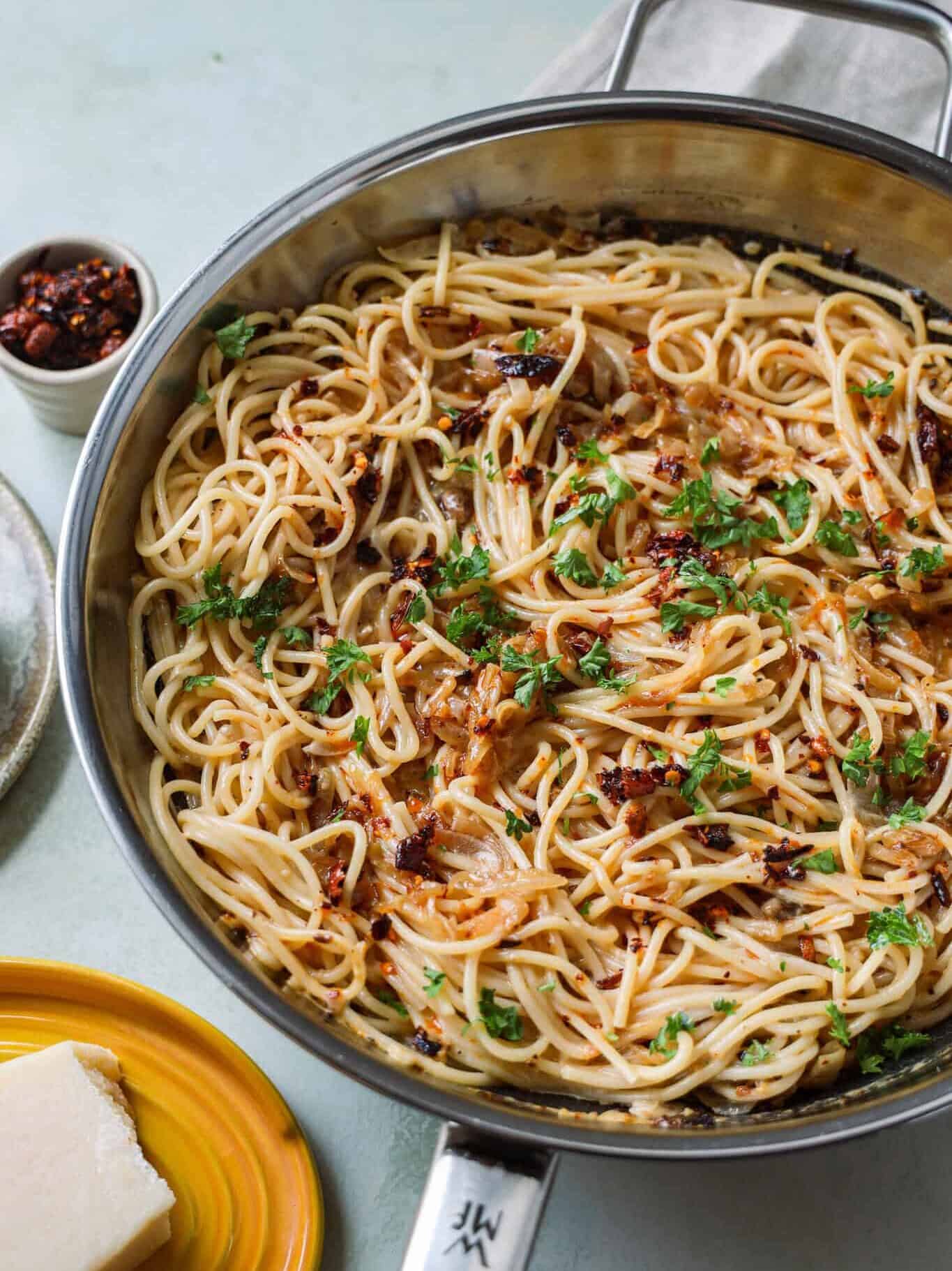 Spaghetti med karameliserede løg